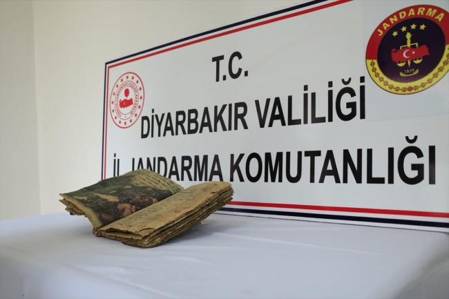 Diyarbakır'da bin 400 yıllık olduğu tahmin edilen kitap ele geçirildi