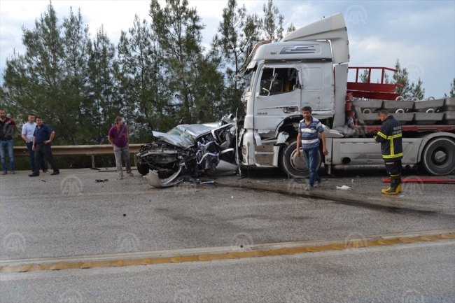 İki tır arasında kalan otomobildeki sürücü hayatını kaybetti