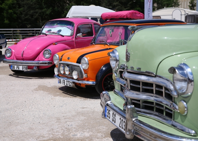 Klasik araba tutkunları Ankara'da bir araya geldi