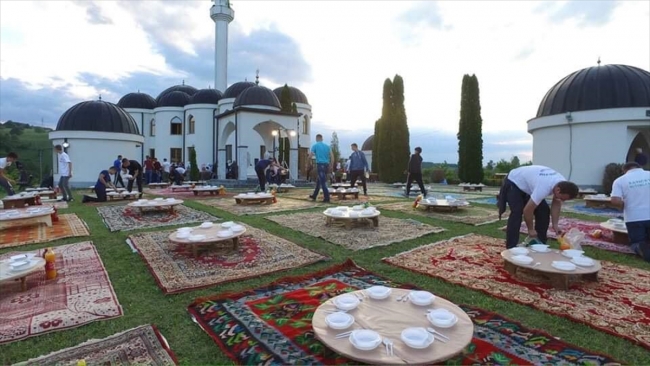 Bosna Hersek'te geleneksel iftar sofraları kuruldu