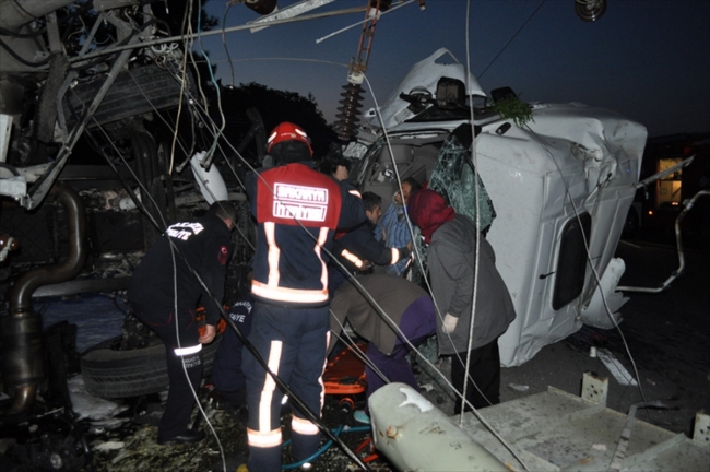 Sakarya'da akaryakıt tankeri ile arı yüklü kamyonet çarpıştı