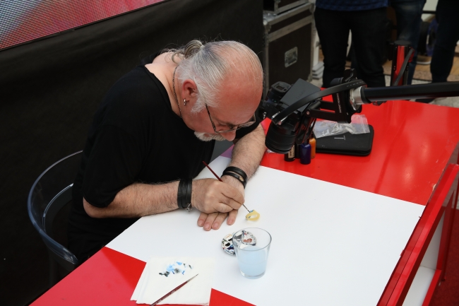 "İncir çekirdeğini dolduran adam" hayran bıraktı