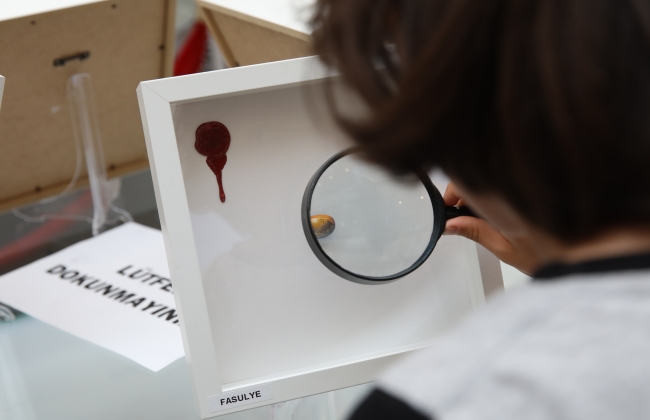 "İncir çekirdeğini dolduran adam" hayran bıraktı