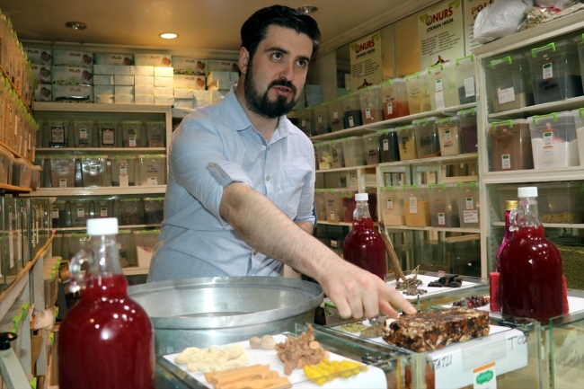 6 asırlık tarifle Osmanlı şerbeti yapıyor