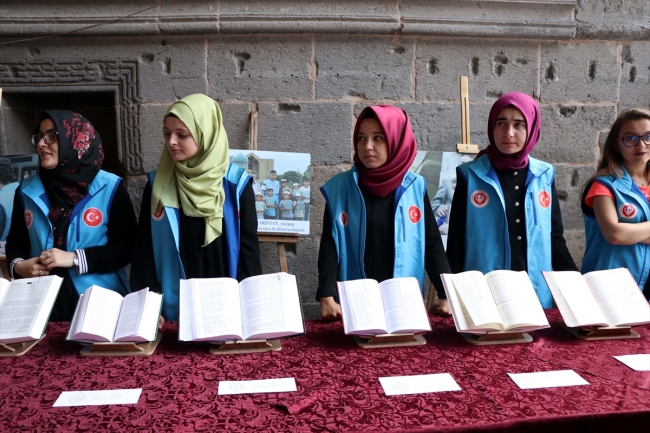 27 dilde basılan Kur'an-ı Kerimler sergilendi