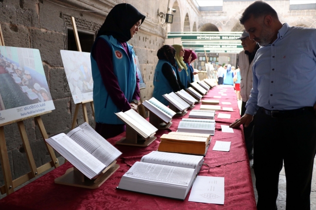 27 dilde basılan Kur'an-ı Kerimler sergilendi
