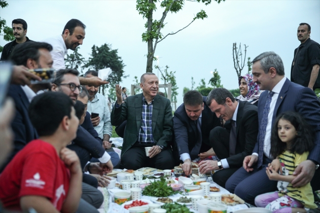 Cumhurbaşkanı Erdoğan vatandaşlarla iftar yaptı