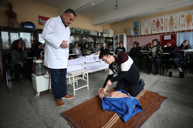 Poliklinikte kurulan okul 38 yıldır "sağlıkçı" yetiştiriyor
