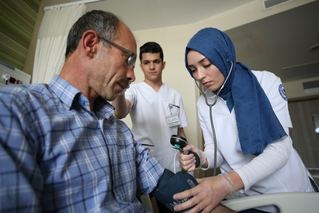 Poliklinikte kurulan okul 38 yıldır "sağlıkçı" yetiştiriyor