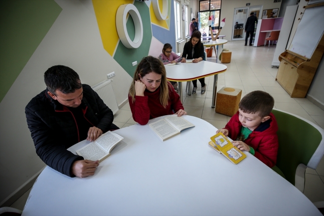 Çocuk kütüphanesi velileri de "kitap kurdu" yaptı
