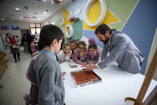 Çocuk kütüphanesi velileri de "kitap kurdu" yaptı