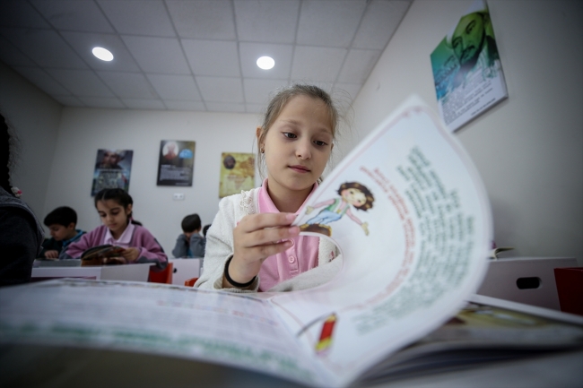 Çocuk kütüphanesi velileri de "kitap kurdu" yaptı