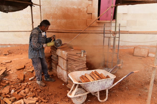 Tarihi cami eski temeli üzerinden yeniden yükseliyor