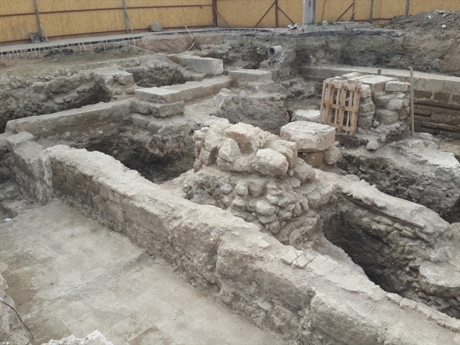 Tarihi cami eski temeli üzerinden yeniden yükseliyor