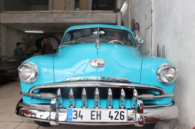 Baba ve oğul, hurda araçları klasik otomobillere dönüştürüyor