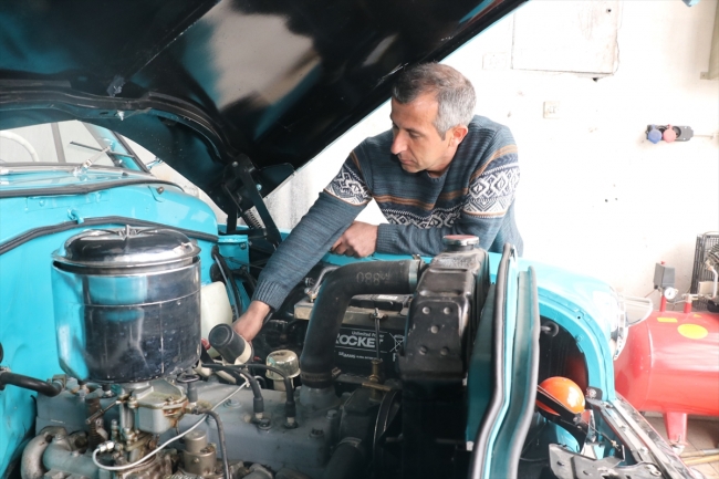 Baba ve oğul, hurda araçları klasik otomobillere dönüştürüyor
