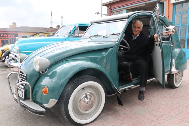 Baba ve oğul, hurda araçları klasik otomobillere dönüştürüyor