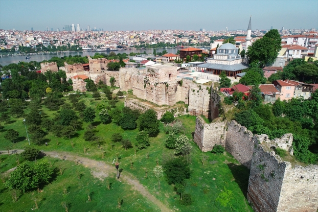 İstanbul'un zamana direnen tarihi surları