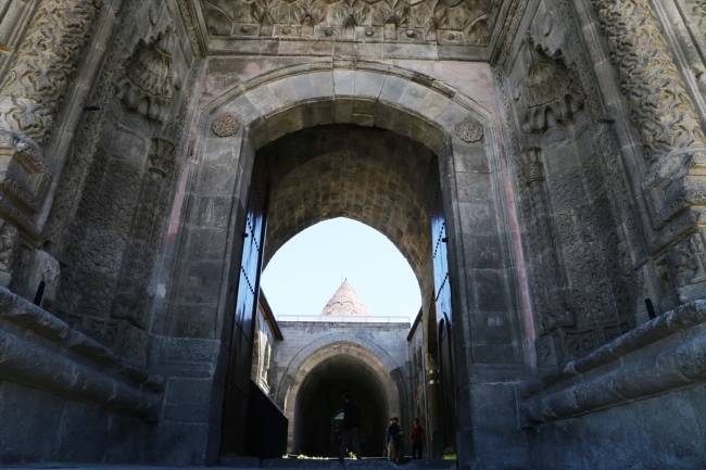 Eşsiz mimarisi ve estetik motifleriyle Çifte Minareli Medrese