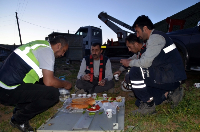 Oruçlarını bazen direk dibinde bazen de dağın başında açıyorlar
