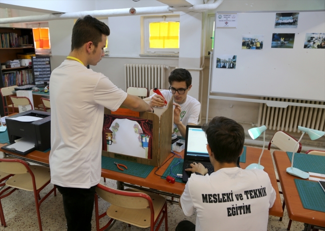 Lise öğrencileri Karagöz ve Hacivat'ı teknolojiyle buluşturdu