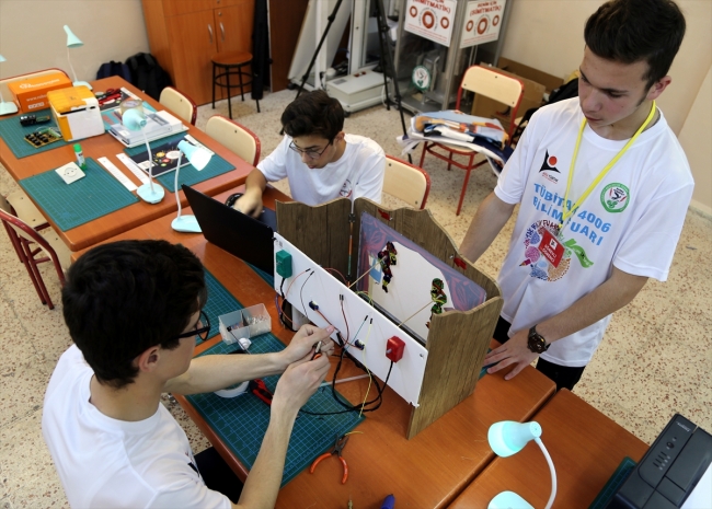Lise öğrencileri Karagöz ve Hacivat'ı teknolojiyle buluşturdu