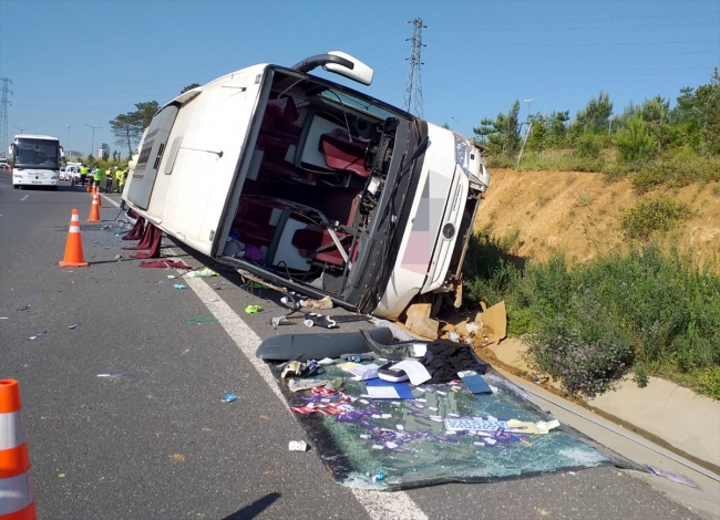 Ümraniye TEM Bağlantı Yolunda otobüs kazası: 1 ölü, 8 yaralı