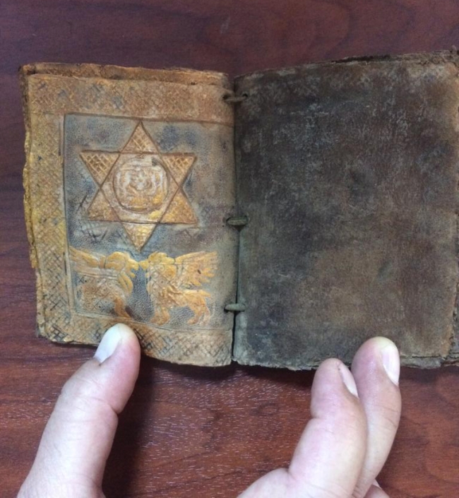 Ceylan derisine altın yazmalı Tevrat ele geçirildi