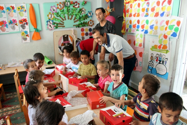 Öğrencilerin yüzü bayram hediyesi ile güldü