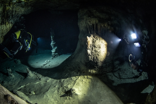 Peribacalarını andıran su altı mağarası keşfedildi