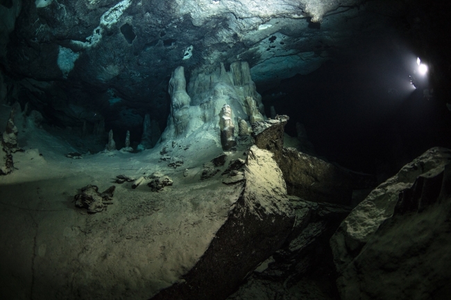 Peribacalarını andıran su altı mağarası keşfedildi