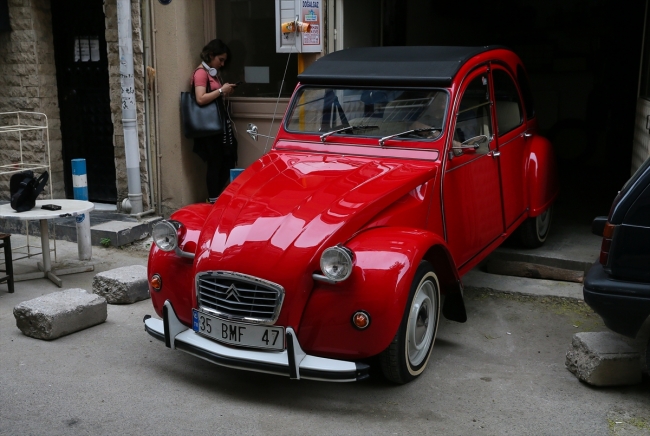 Klasik otomobilini yeniden yollarla buluşturdu