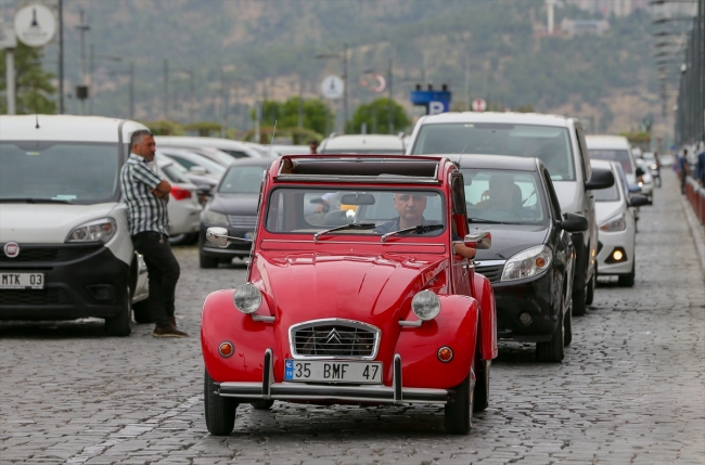 Klasik otomobilini yeniden yollarla buluşturdu