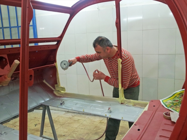 Klasik otomobilini yeniden yollarla buluşturdu