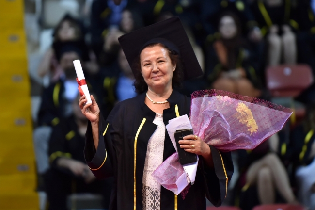 Şehit oğlunun isteğini üniversiteden mezun olarak yerine getirdi