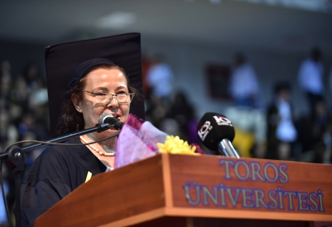 Şehit oğlunun isteğini üniversiteden mezun olarak yerine getirdi