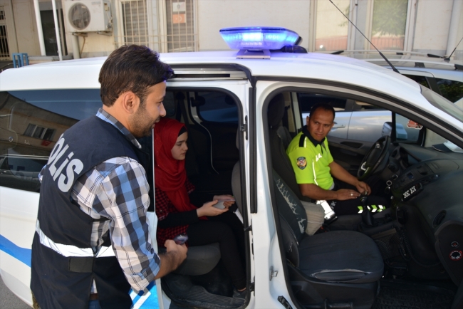 Kimliğini unutan öğrenciyi polisler sınava yetiştirdi