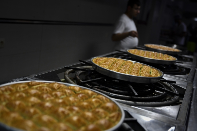 Gaziantepli baklavacılar siparişlere yetişemiyor