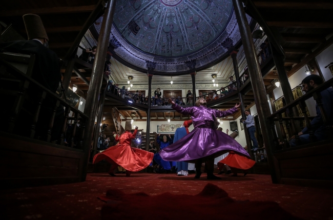 "Dünya döndükçe" tarihi binada tasavvuf öğretisini yaşatıyorlar
