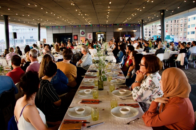 Hollanda'da fotoğraf müzesinin çatısında iftar