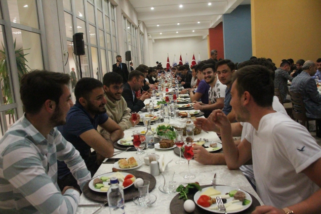 TBMM Başkanı Şentop, üniversite öğrencileriyle sahur yaptı