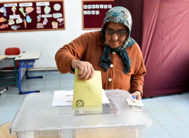 3 ilçe ve bir beldede oy verme işlemi sona erdi