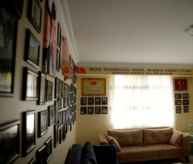 Şehit oğlunun hatıralarını evinin odasında yaşatıyor