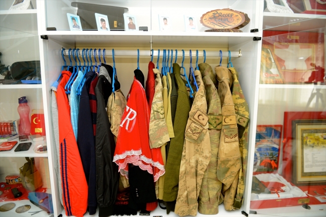 Şehit oğlunun hatıralarını evinin odasında yaşatıyor