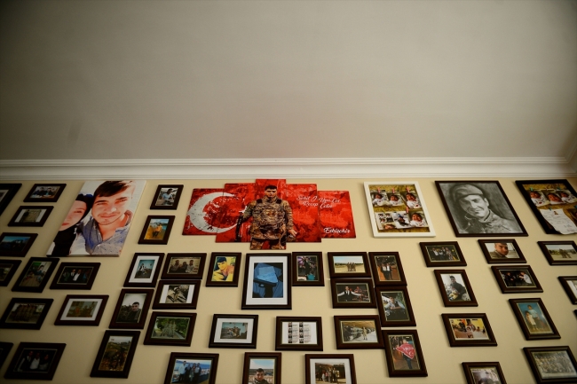 Şehit oğlunun hatıralarını evinin odasında yaşatıyor