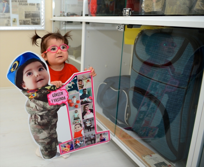 Şehit oğlunun hatıralarını evinin odasında yaşatıyor