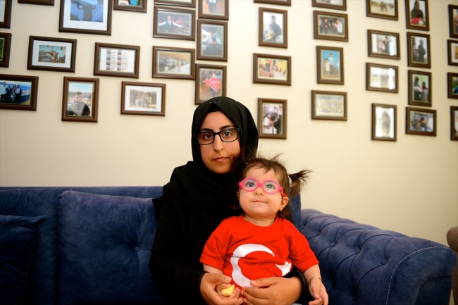 Şehit oğlunun hatıralarını evinin odasında yaşatıyor