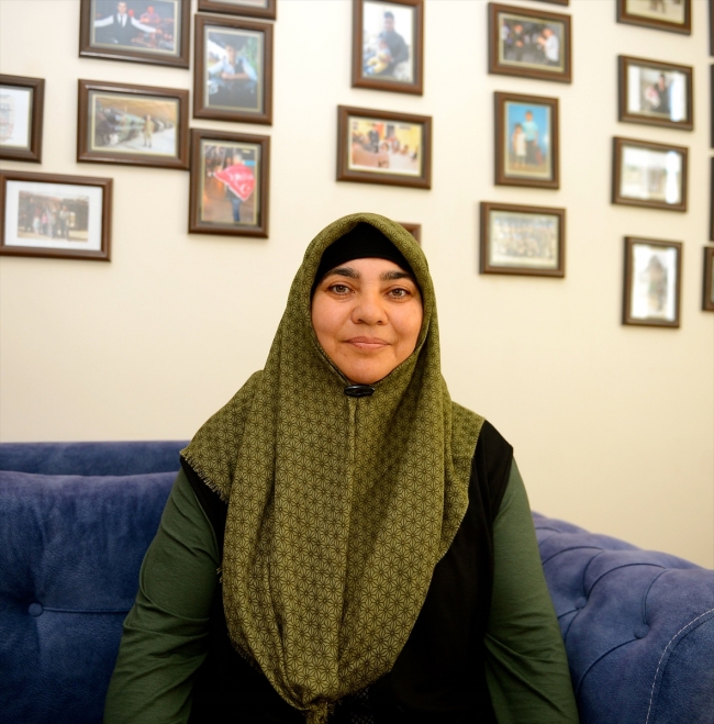 Şehit oğlunun hatıralarını evinin odasında yaşatıyor