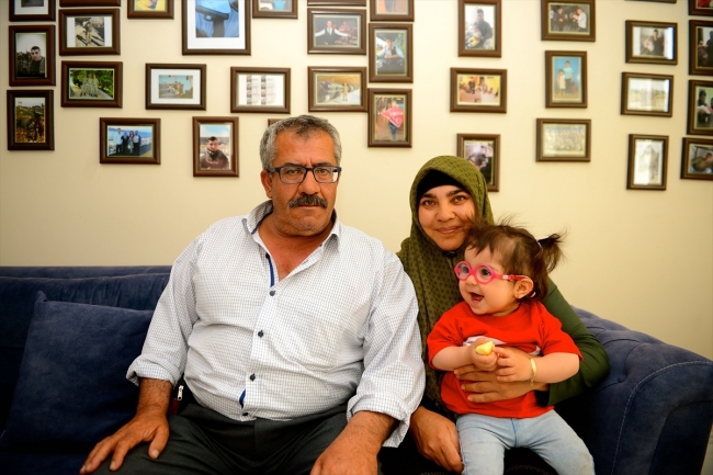Şehit oğlunun hatıralarını evinin odasında yaşatıyor