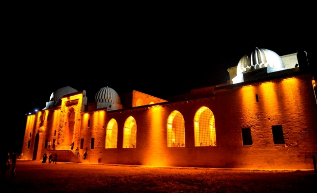 Tarihi medresede açık havada teravih namazı